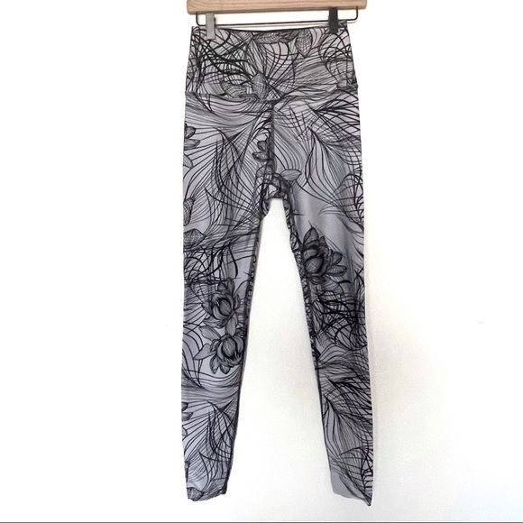 Beyond Yoga Flip Lotus Reversible Legging - Picture 5 of 11